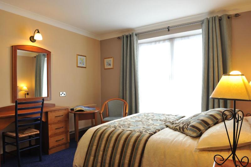 Twin Room image 4