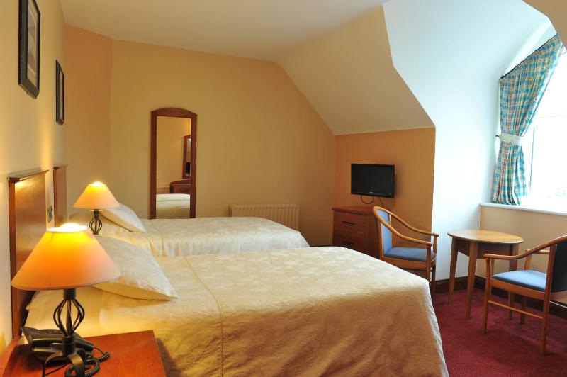 Twin Room image 3