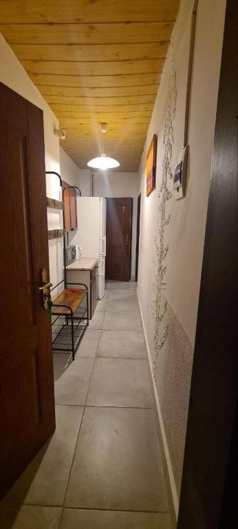 Economy Triple Room image 4