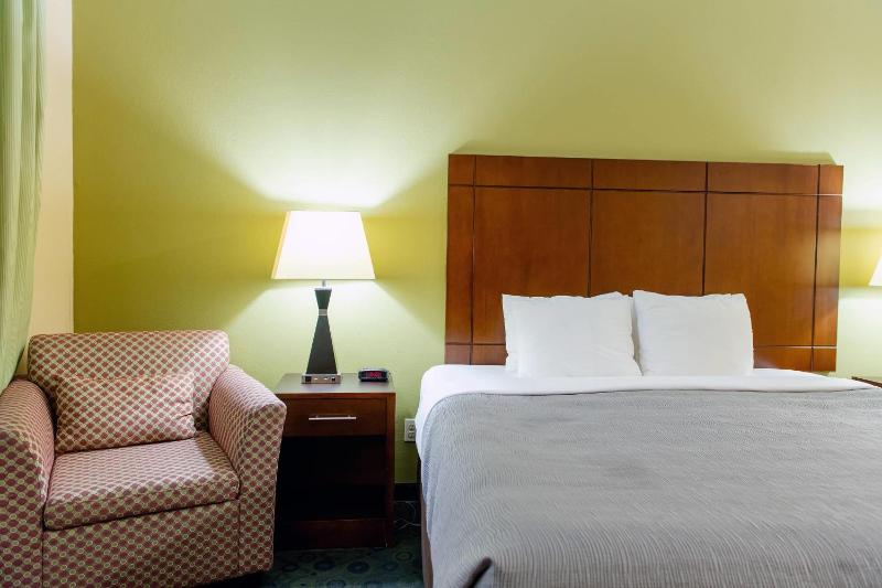 Standard King Room - Non-Smoking  image 3