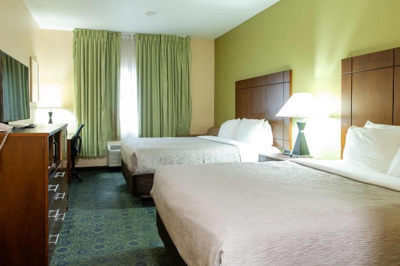 Queen Room with Two Queen Beds - Non-Smoking image 4