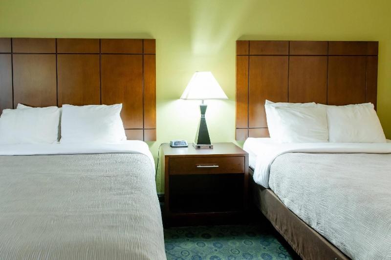 Queen Room with Two Queen Beds - Non-Smoking image 2