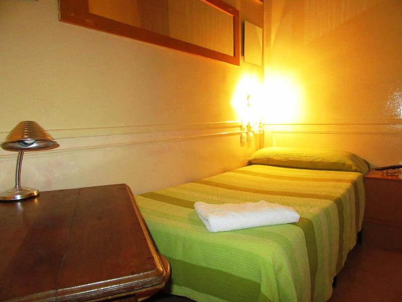 Single Room with Shared Bathroom image 4