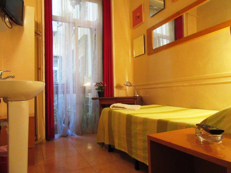 Single Room with Shared Bathroom image 2