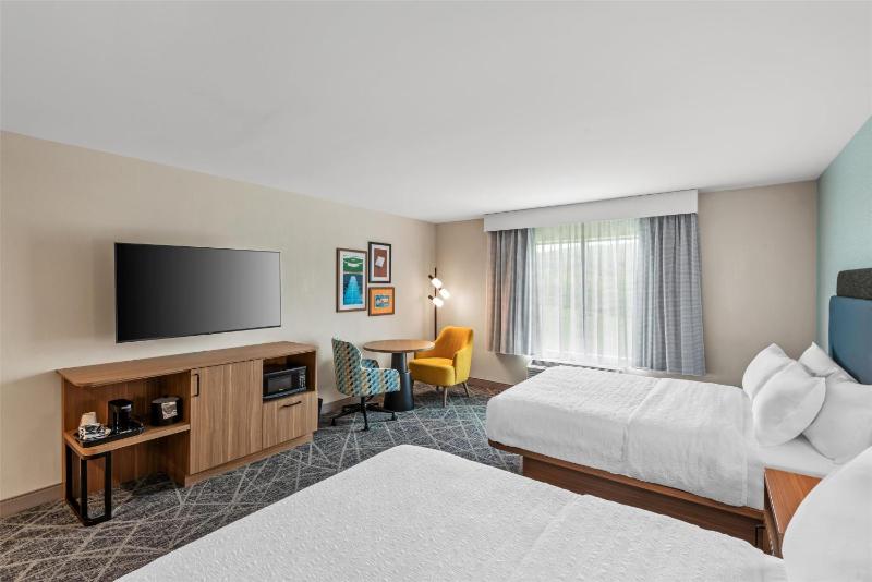Queen Room with Two Queen Beds image 3