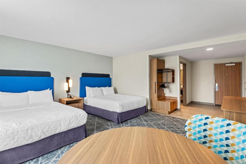 Queen Room with Two Queen Beds and Bath Tub - Mobility Access image 4