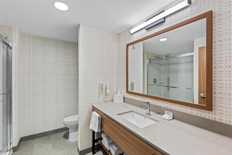 King Room with Microwave and Fridge image 4