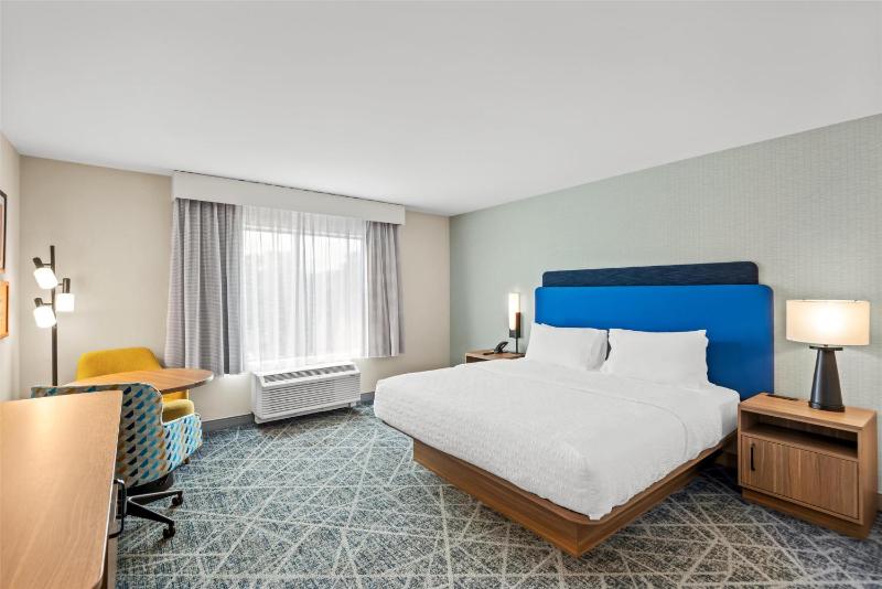 King Room with Microwave and Fridge image 1