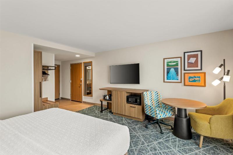 King Room with Microwave and Fridge image 3