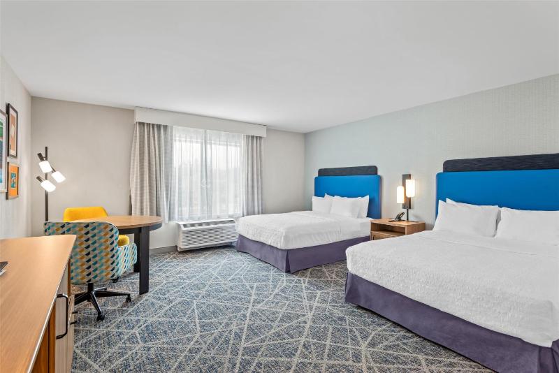 Queen Room with Two Queen Beds and Bath Tub - Mobility Access image 3