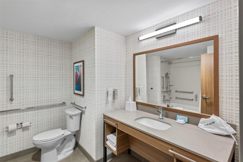 Queen Room with Two Queen Beds and Bath Tub - Mobility Access image 2