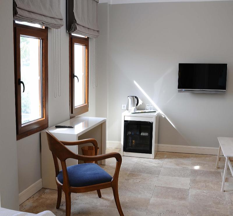 Deluxe Family Room image 4