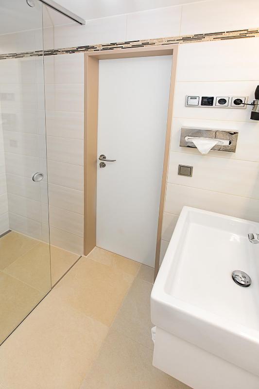 Single Room Business-Premium image 2