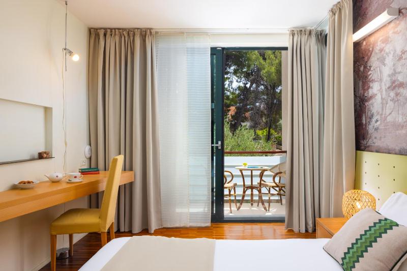 Superior Double Room with Balcony and Park View image 3