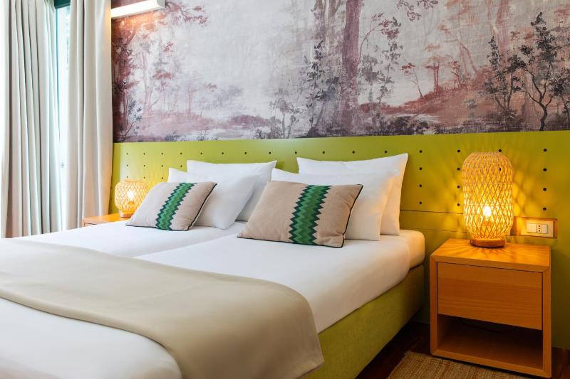 Superior Double Room with Balcony and Park View image 4
