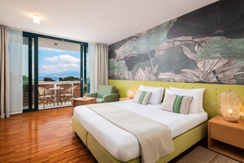 Superior Double Room with Balcony and Sea View image 1