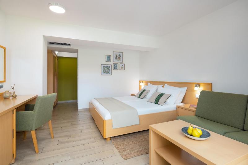 Junior Suite with Balcony image 3