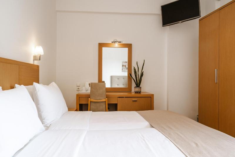 Twin Room image 4