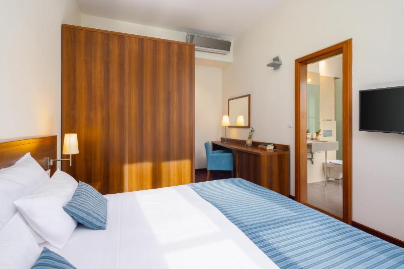 Premium Double Room with Balcony and Sea View image 4