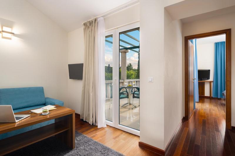 Premium Suite with Balcony image 4