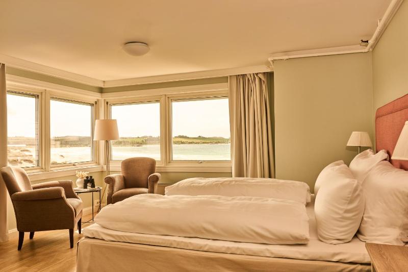 Deluxe Double Room with Sea View image 3