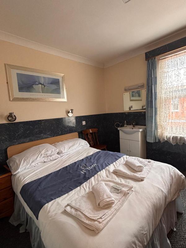 Double Room with Shared Bathroom image 4