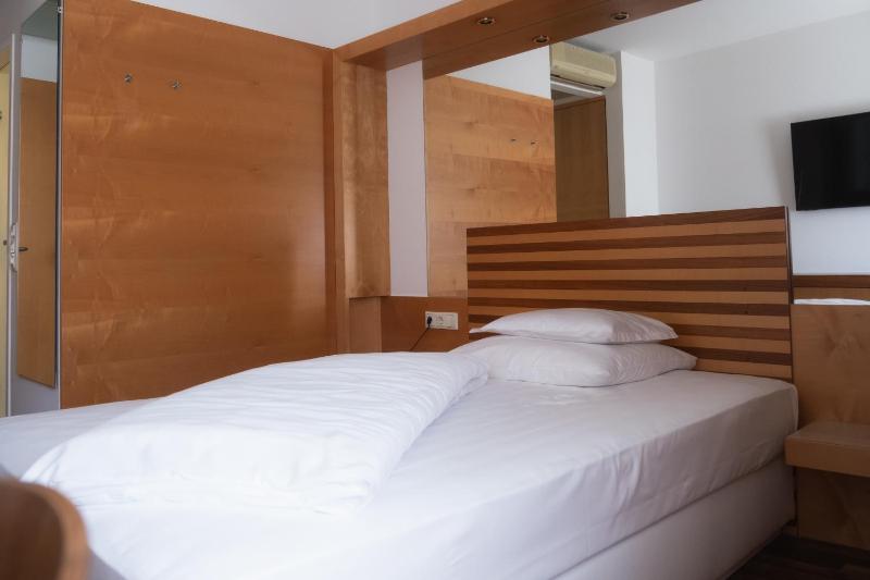 Standard Single Room image 4