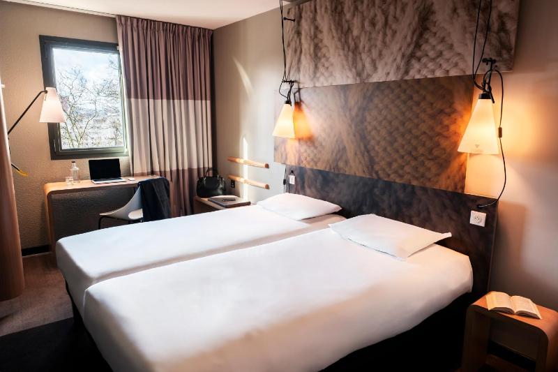 Standard Twin Room image 1