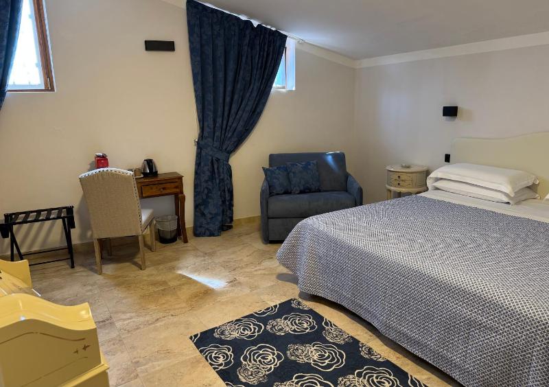 Double Room with Extra Bed image 3