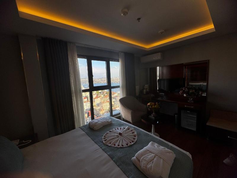 Superior Double or Twin Room with Sea View image 4
