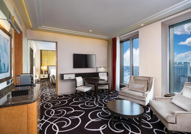 Corner King Suite image 3