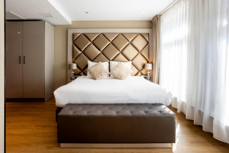 Deluxe King Room image 1
