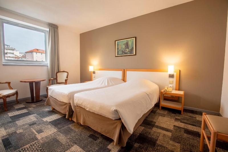 Double or Twin Room image 4