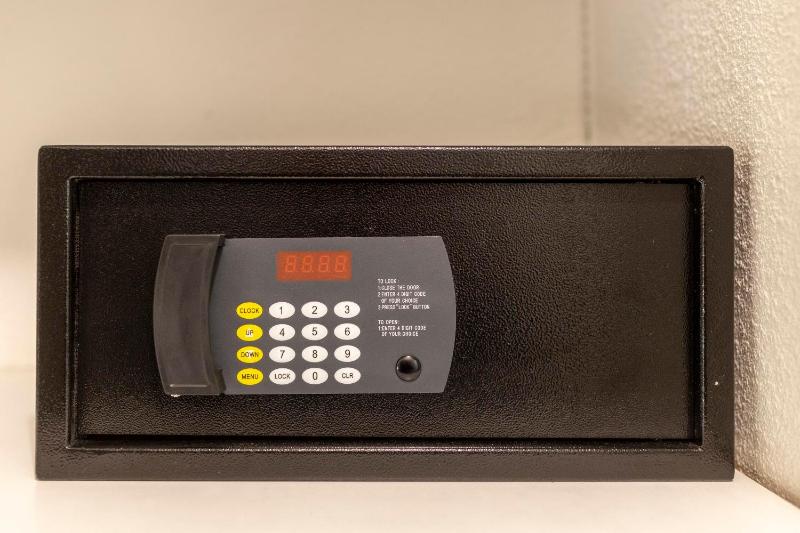 Family Room (2 Adults + 1 Child) image 4