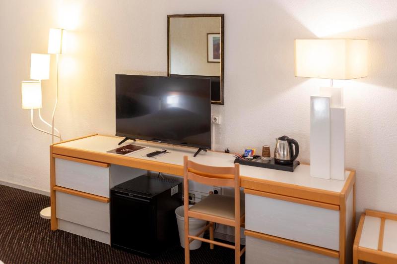 Classic Quadruple Room image 3