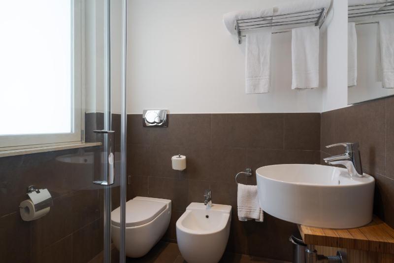 Superior Double Room with Balcony image 3