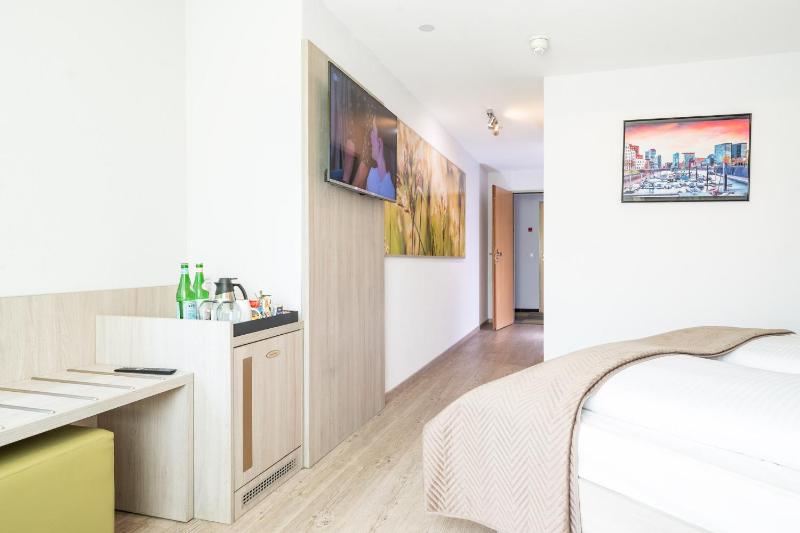 Twin Room image 4