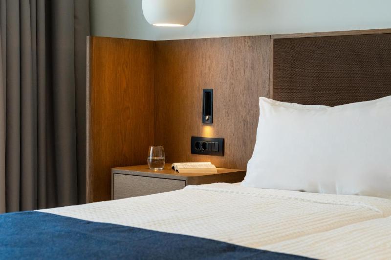 Deluxe Double or Twin Room image 2