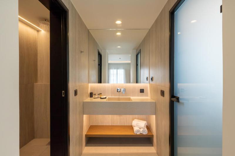 Deluxe Double or Twin Room image 3