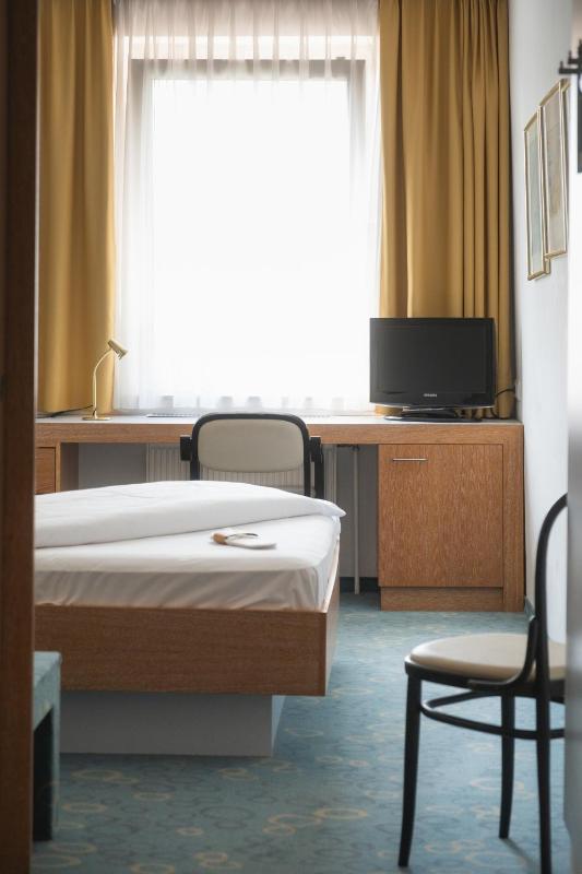 Standard Single Room image 3