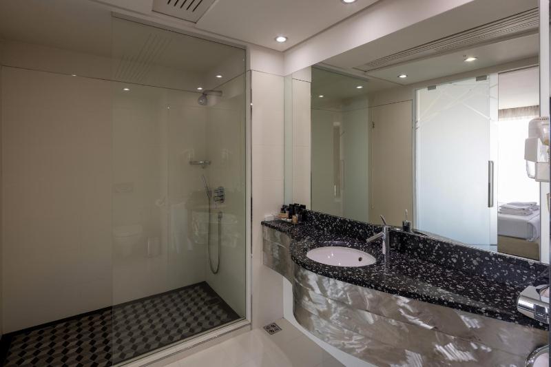 Standard Queen Room image 3