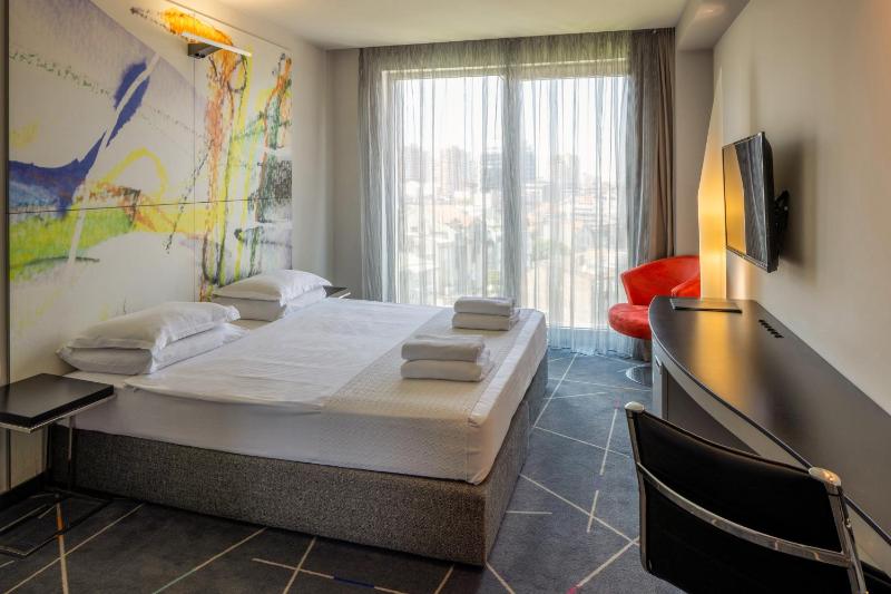 Standard Queen Room image 4