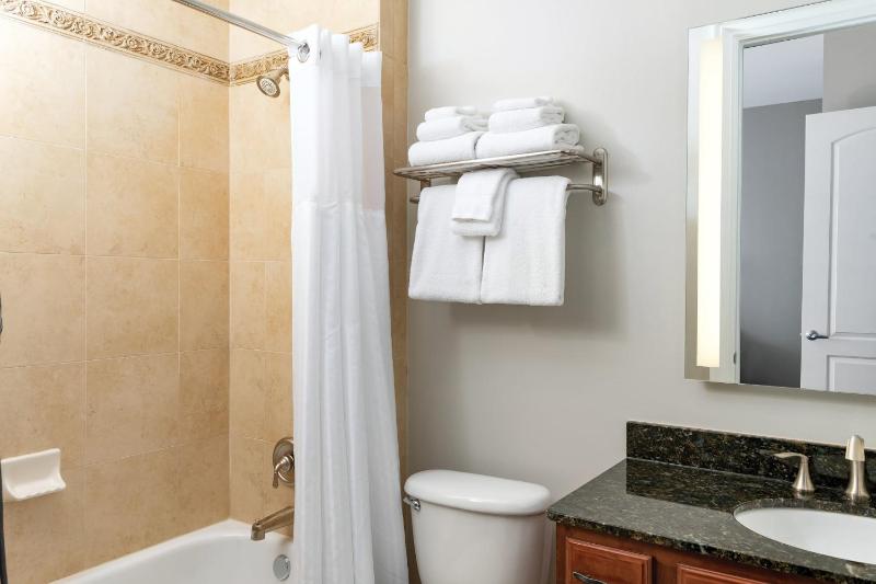Wyndham La Cascada 3BR Apartment with Resort Access - image 17
