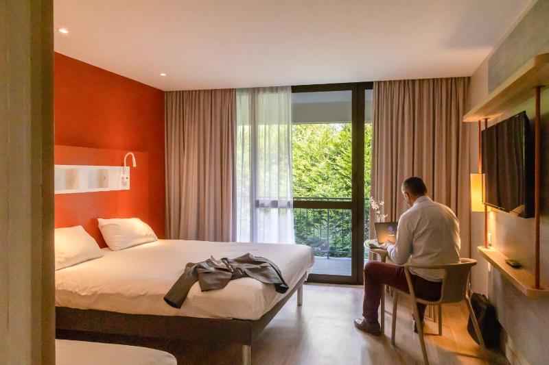 Triple Room with a Double Bed and a Single Bed image 4