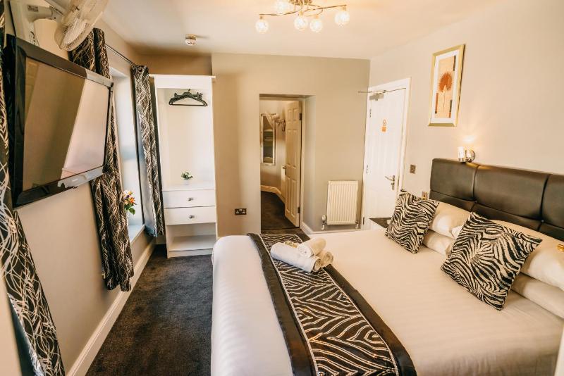 Deluxe Quadruple Room image 3