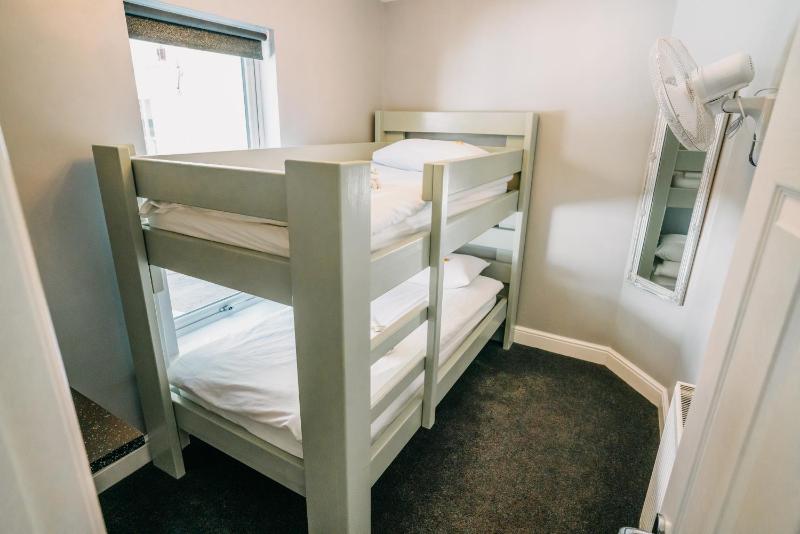 Deluxe Quadruple Room image 1