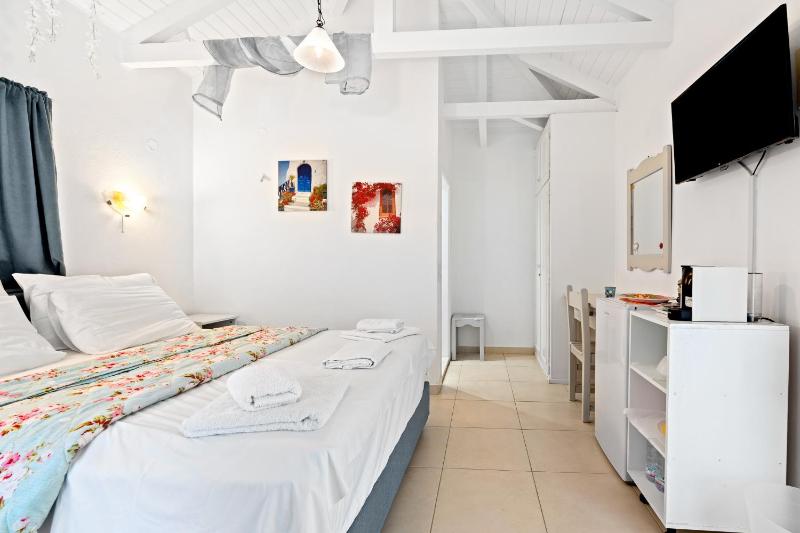 Double Room with Sea View image 4
