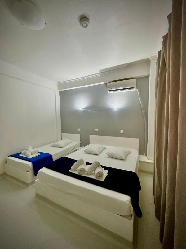 Triple Room with Private Bathroom image 3