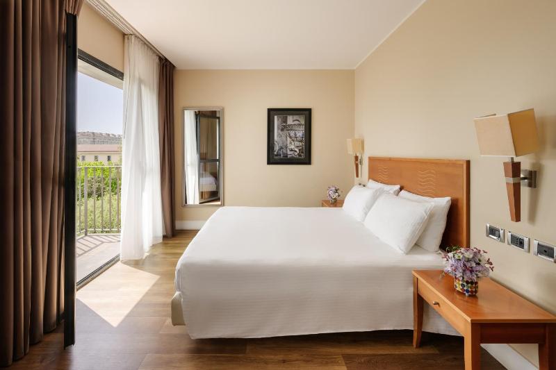 Double Room with Garden View image 4