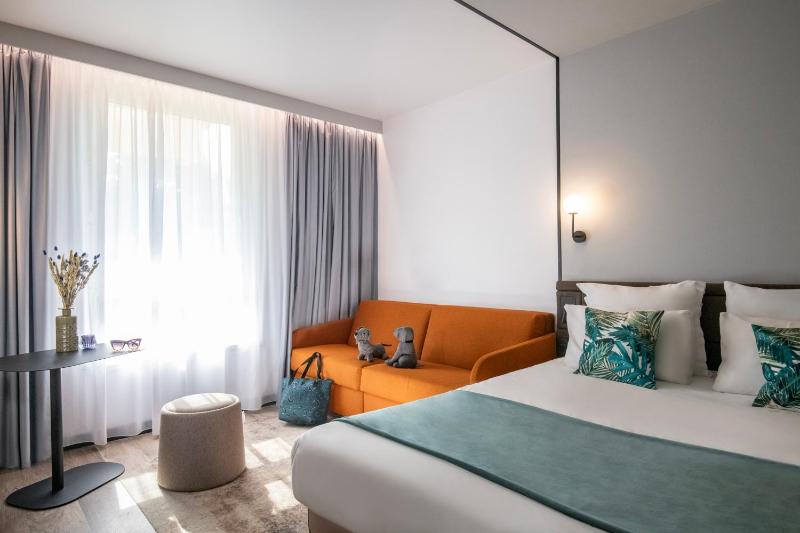 Superior room with 1 Queensize bed and 1 double sofa bed image 1